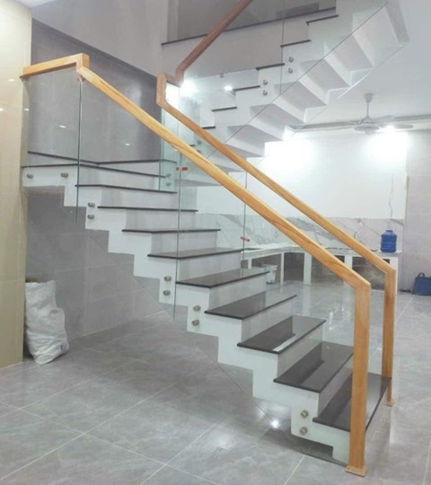 cầu thang kính cường lực