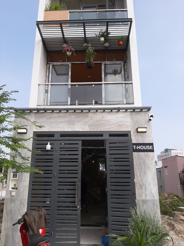 thi công lan can kính nhà phố