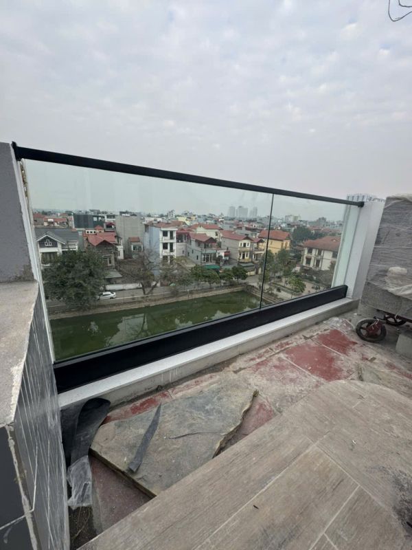 lan can kính sân thượng