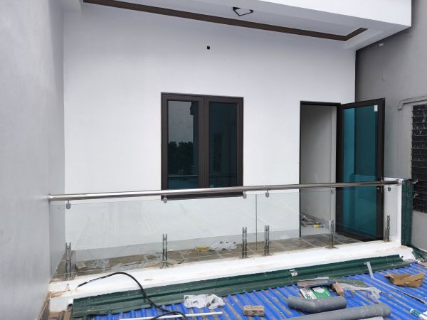 lan can kính tay vịn inox