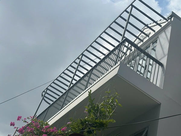 lan can sắt sân thượng