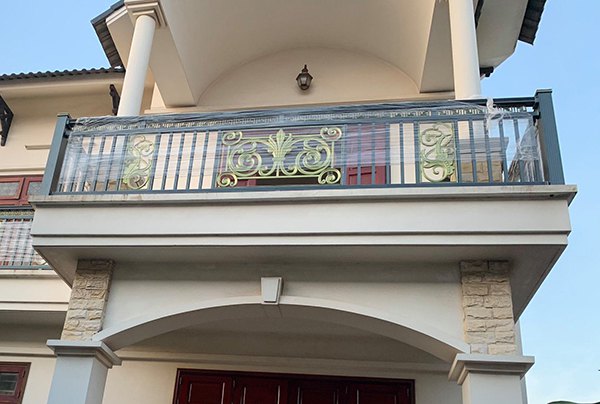 lan can sắt nhà phố