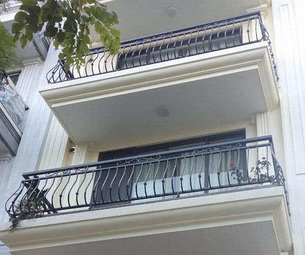 lan can ban công sắt