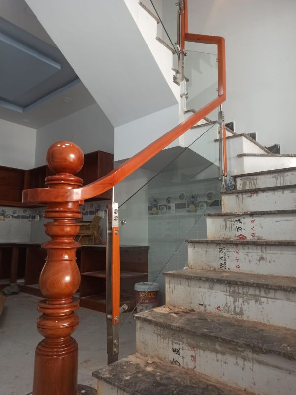 cầu thang kính tay vịn gỗ