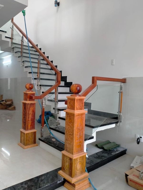 cầu thang kính trụ dài