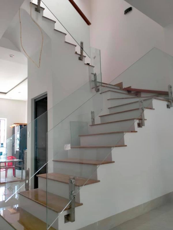 cầu thang kính trụ ngắn