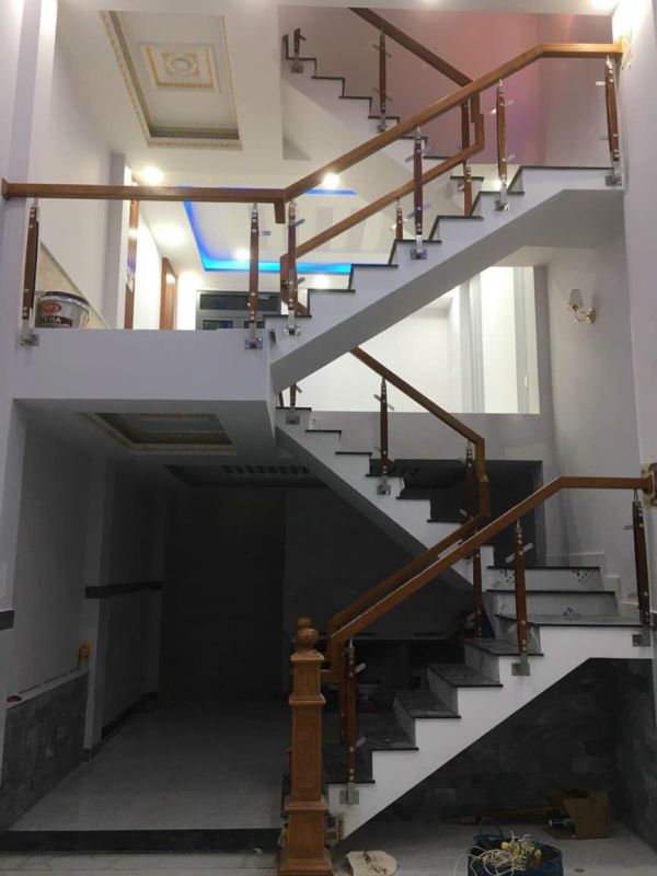 làm cầu thang kính tại cần giờ