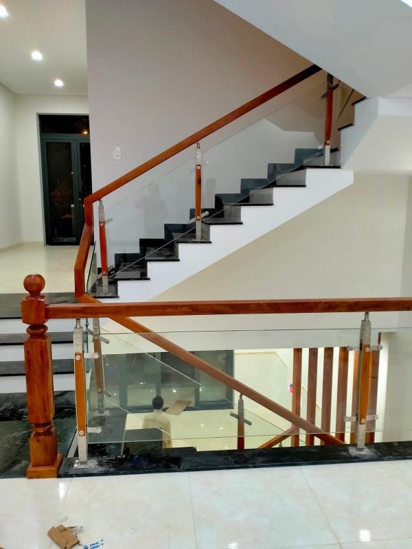 cầu thang kính trụ dài