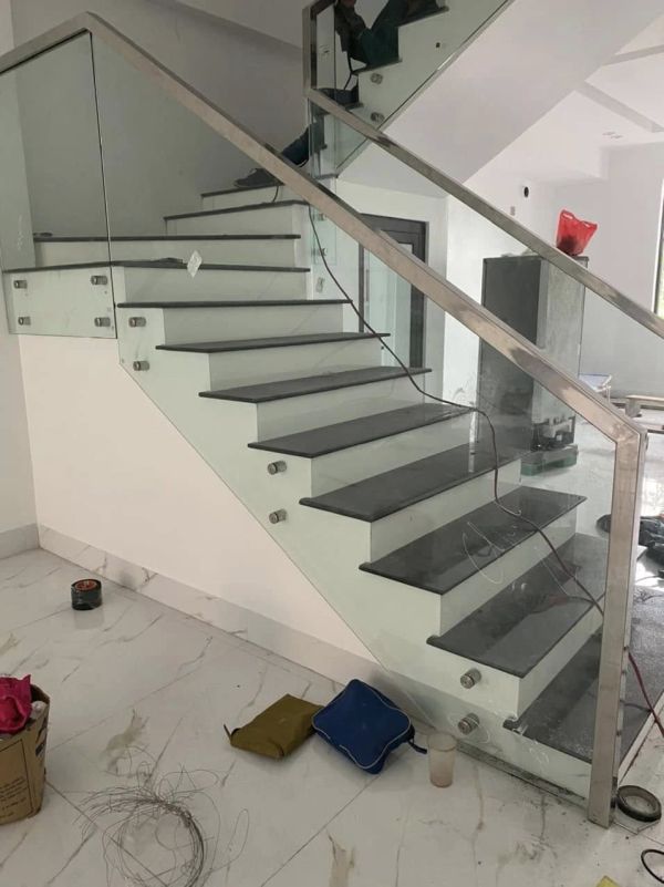 làm cầu thang kính tại nhà bè