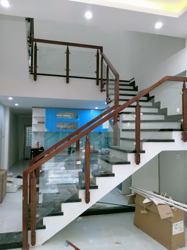 cầu thang kính trụ dài