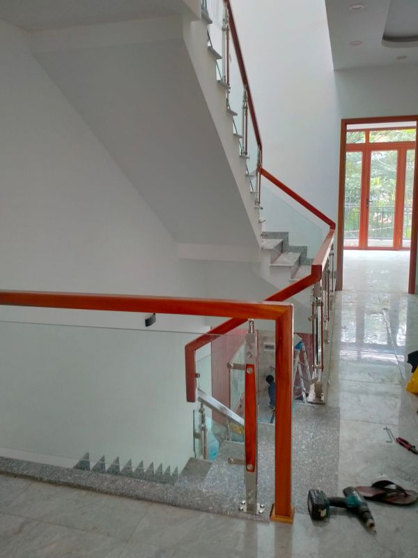 cầu thang kính nhà phố