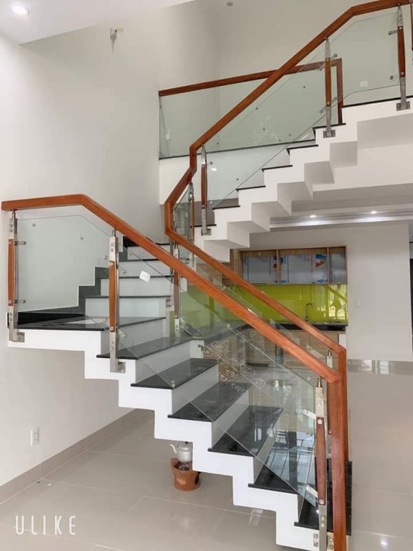 cầu thang kính trụ dài