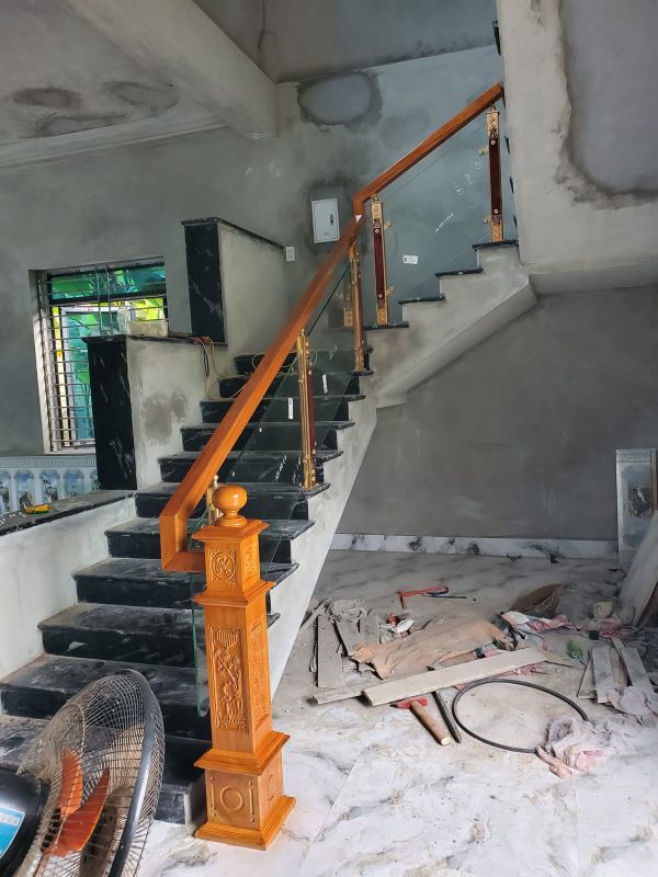 cầu thang kính trụ dài tay vịn gỗ