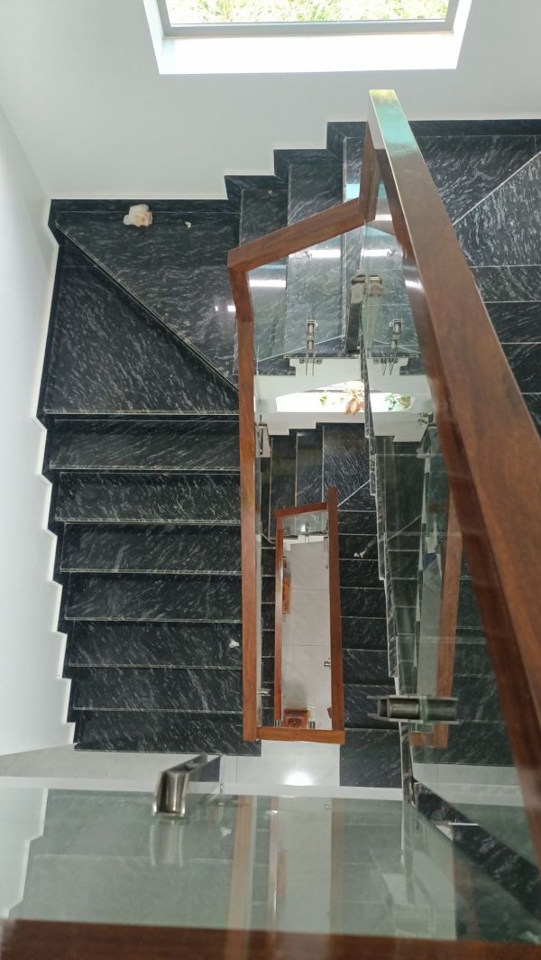 cầu thang kính tay vịn gỗ