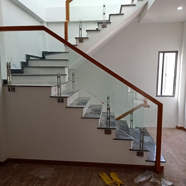 làm cầu thang kính tại quận 9