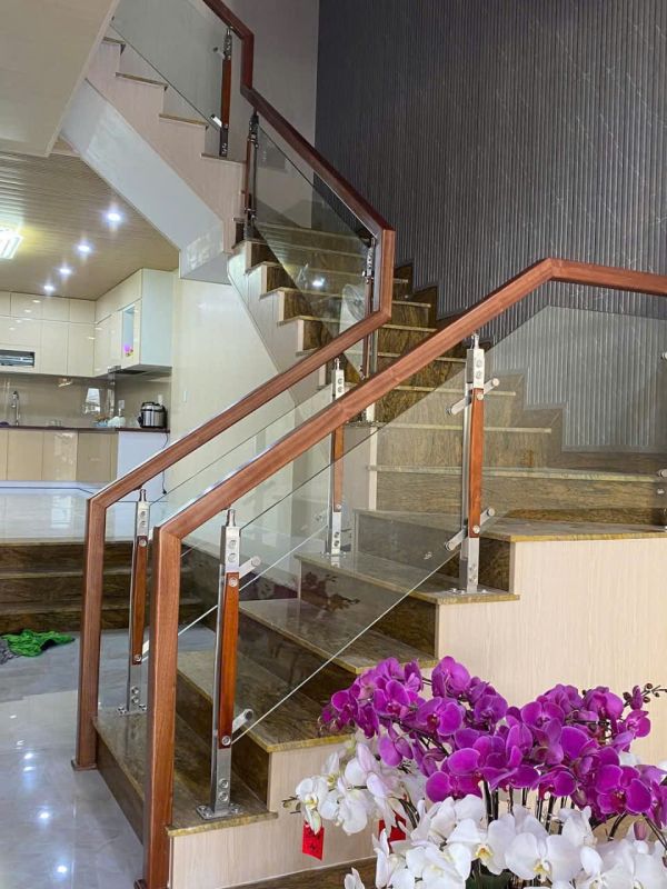cầu thang kính tay vịn gỗ
