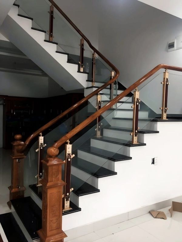 cầu thang kính tay vịn gỗ