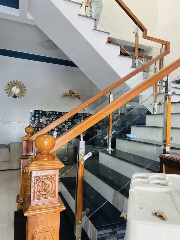cầu thang kính trụ dài