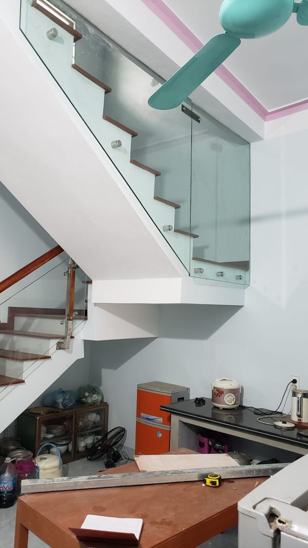 cầu thang kính cường lực