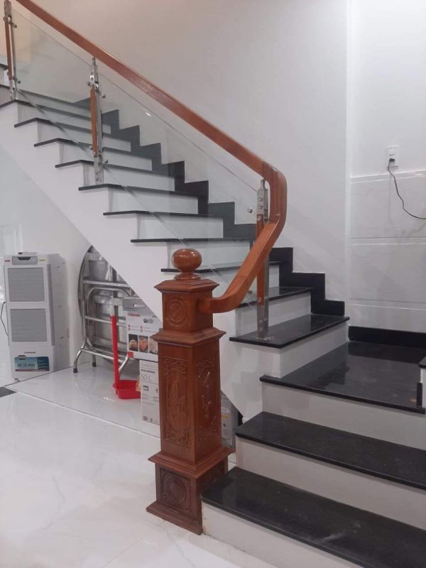 cầu thang kính trụ dài