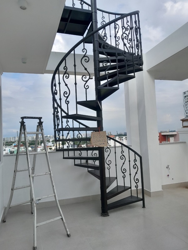 cầu thang sắt sân thượng