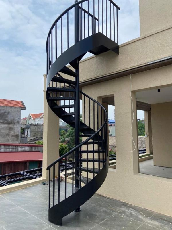 cầu thang sắt xoắn ốc ngoài trời