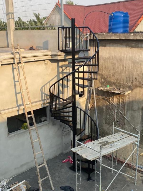 cầu thang sắt sân thượng