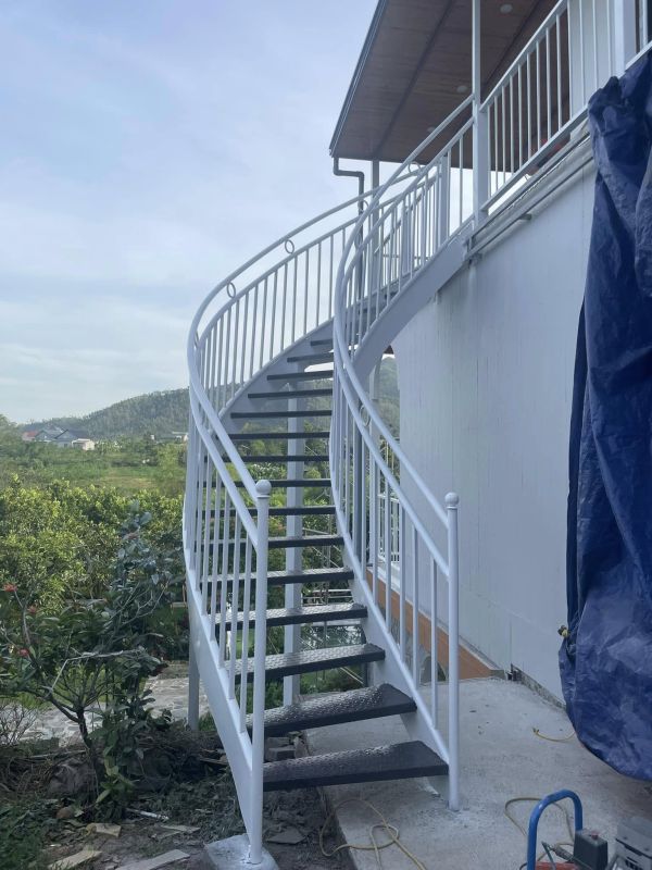 cầu thang sắt cong ngoài trời
