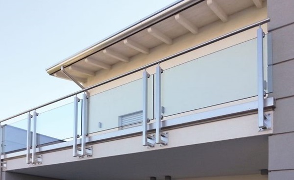 lan can kính trụ inox