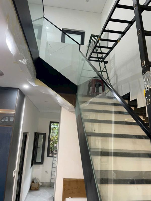 lan can kính không trụ hiện đại