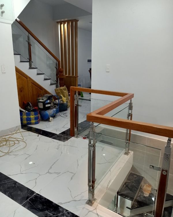lan can kính trụ inox
