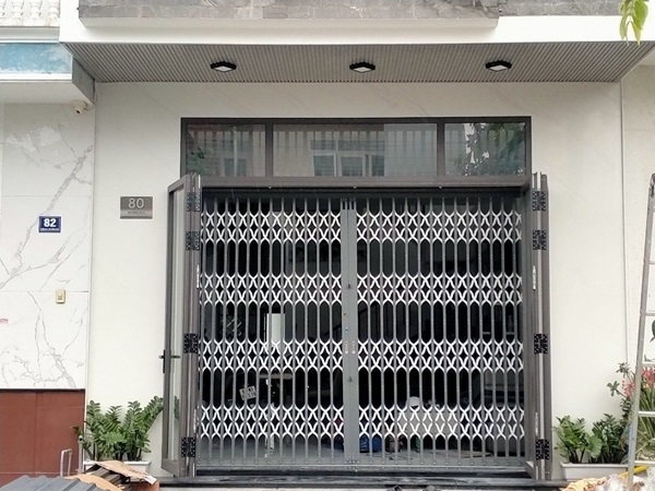 cửa kéo sắt kết hợp cửa nhôm kính