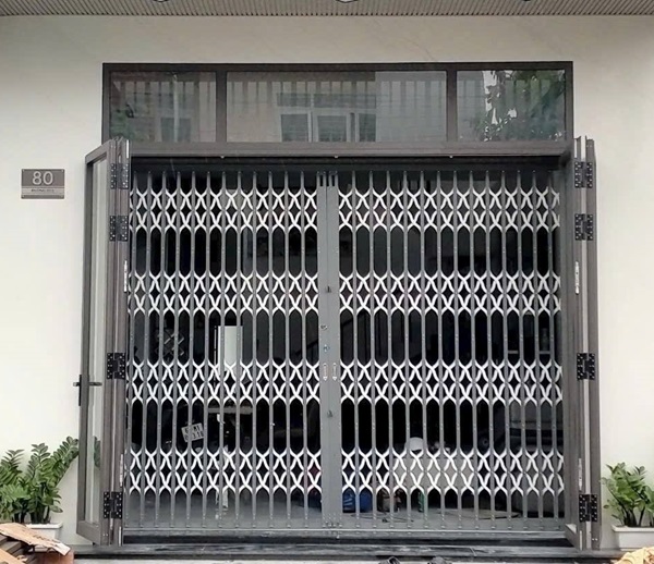 cửa kéo sắt kết hợp cửa nhôm kính