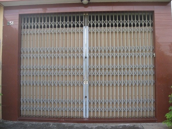 cửa kéo sắt nhà phố