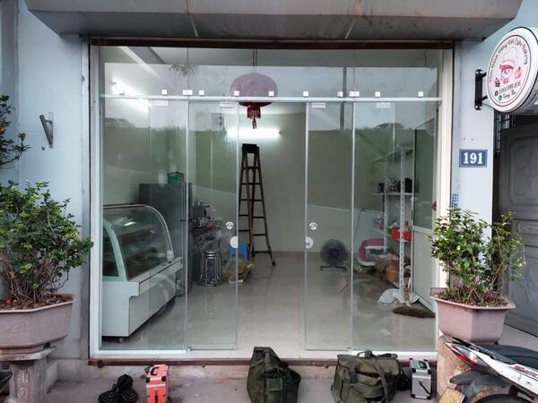 cửa kính cường lực trượt cho nhà phố