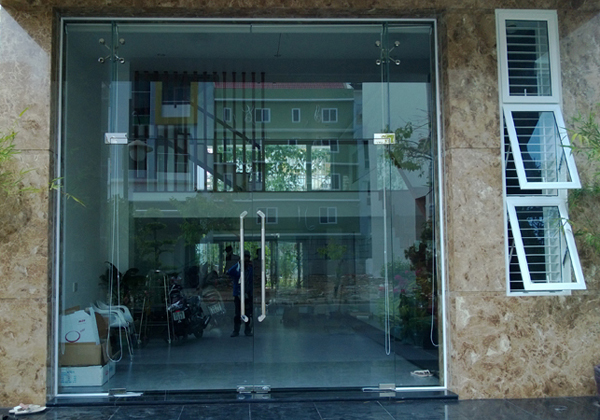 cửa kính cường lực mở quay