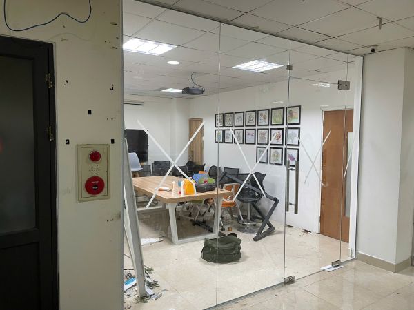 cửa kính cường lực văn phòng