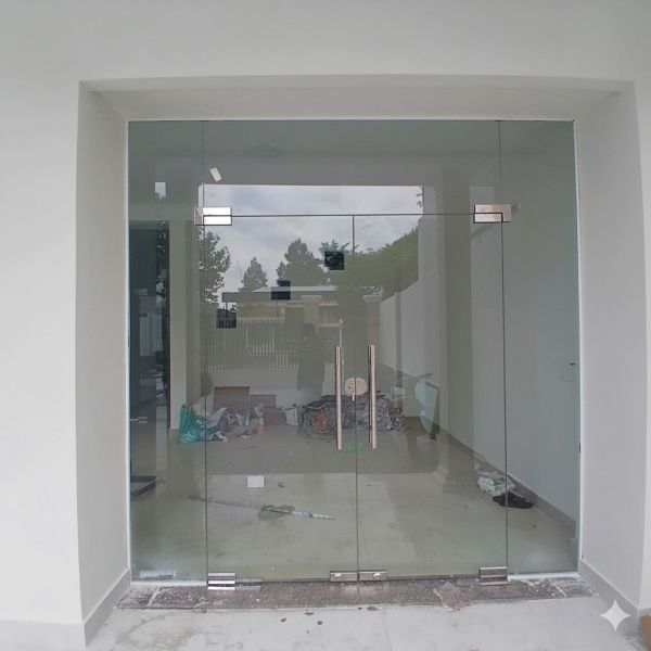 cửa kính cường lực mở quay