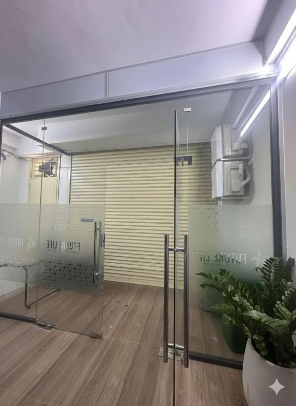 cửa kính cường lực mở quay