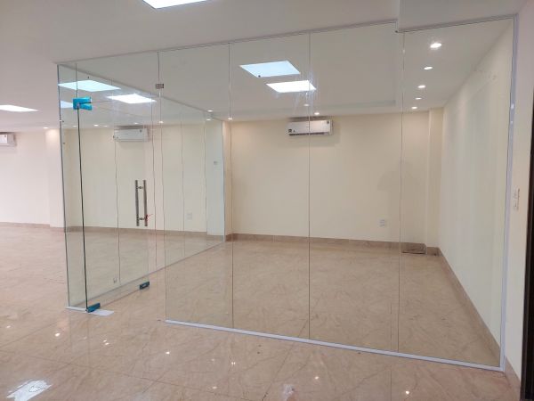 cửa kính cường lực văn phòng