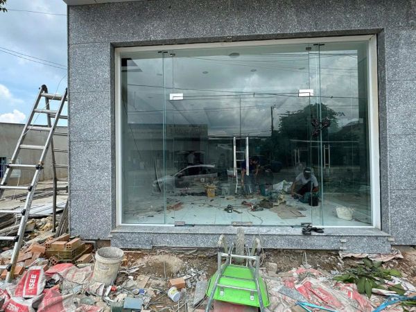 cửa kính cường lực nhà phố