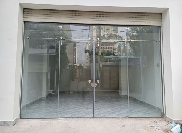 cửa kính cường lực nhà phố