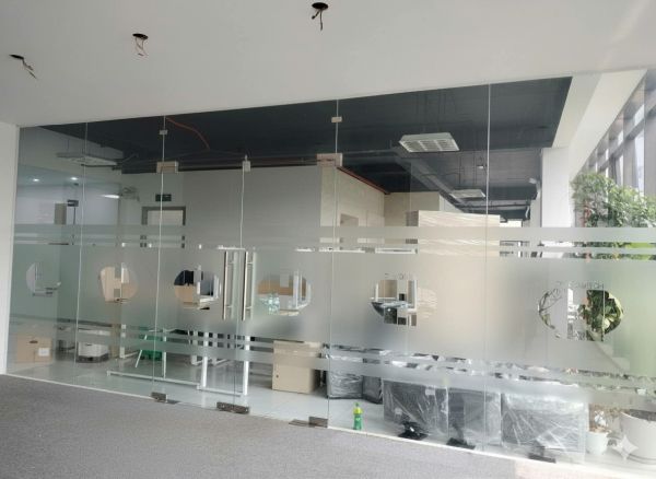cửa kính cường lực văn phòng