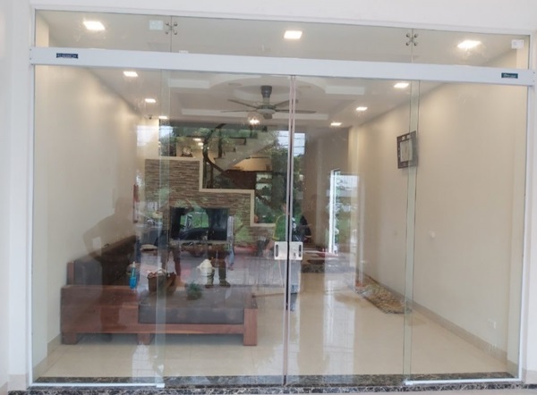 cửa kính cường lực nhà phố