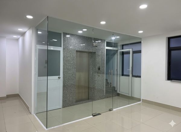 cửa kính cường lực văn phòng