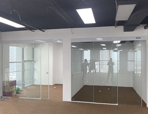 cửa kính cường lực văn phòng