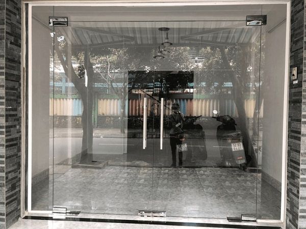 cửa kính cường lực mở quay