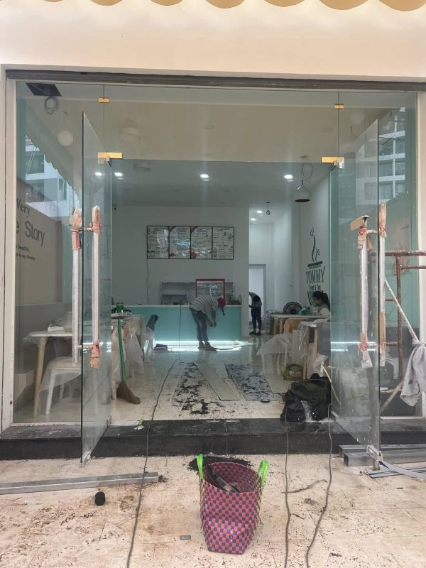 cửa kính cường lực mở quay nhà phố