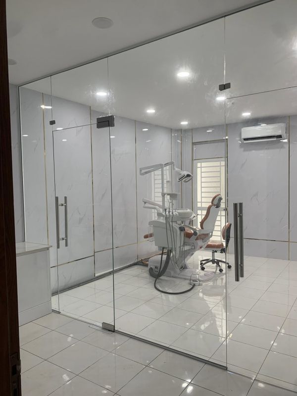 cửa kính cường lực showroom