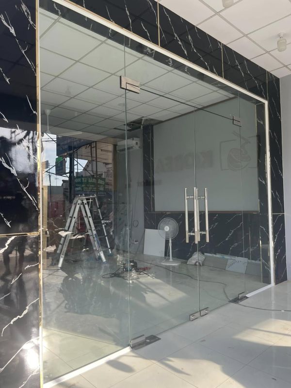 cửa kính cường lực mở quay